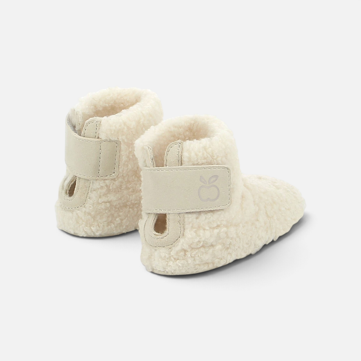 Chaussons layette Pom d'Api Gift Doudou en bouclette écru avec patte scratch ajustable pour bébé