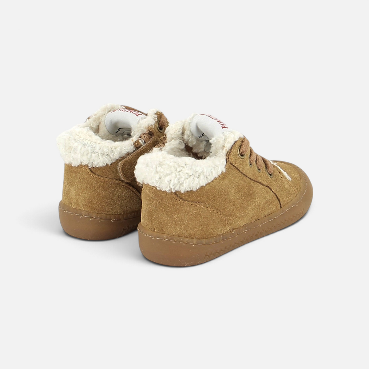 Pom d'Api -schoentjes voor de eerste stapjes: Yaka Walk van karamelkleurig suède met witte bontvoering, barefoot-stijl