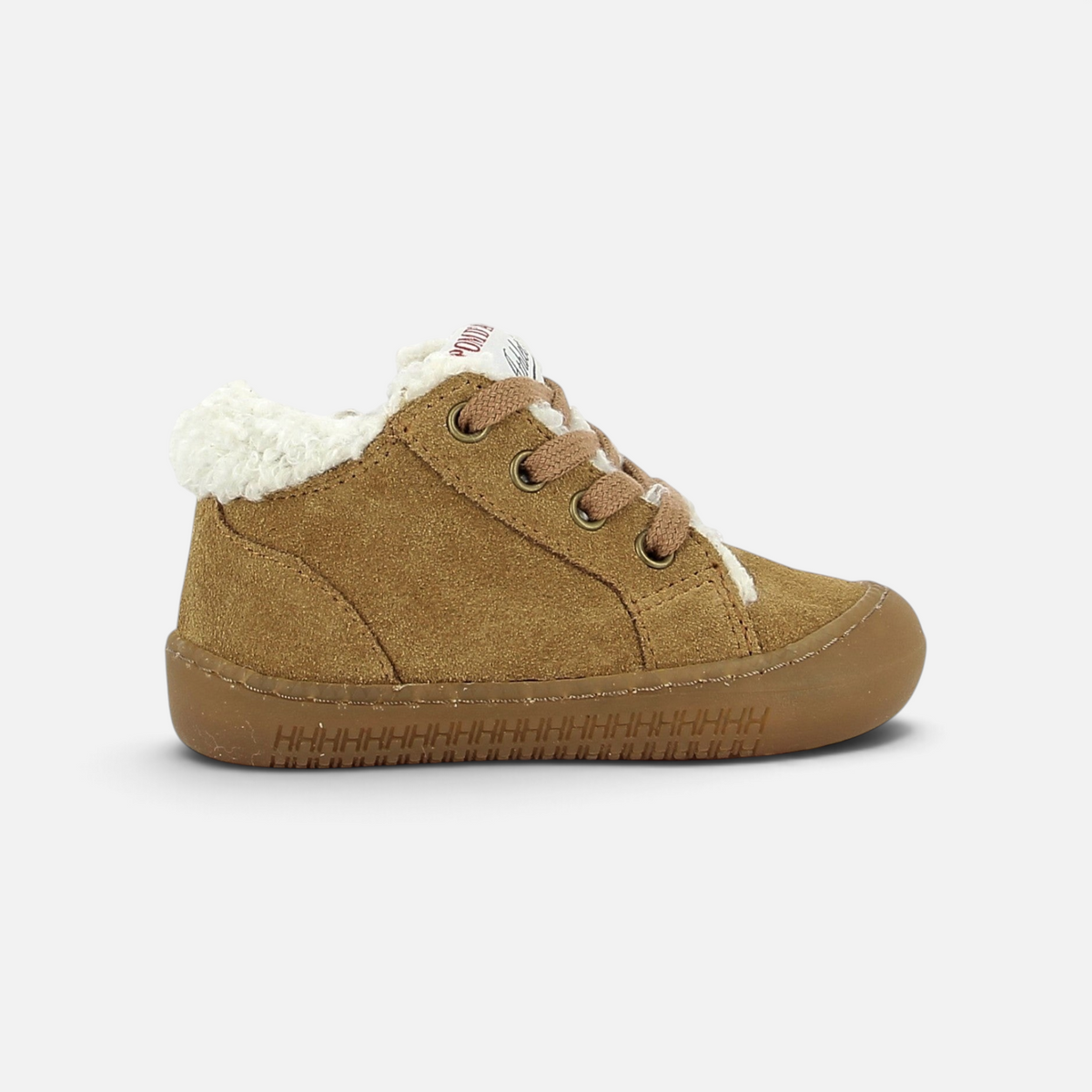 Pom d'Api -loopschoentje Yaka Walk van karamelkleurig suède met witte bontvoering, in barefoot-stijl.