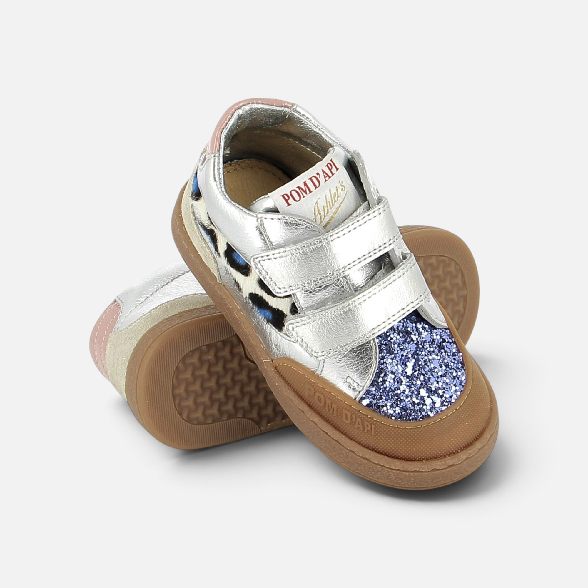 Baskets Pom d'Api Mousse Backy en cuir argenté, paillettes bleues et détails léopard avec fermetures velcro