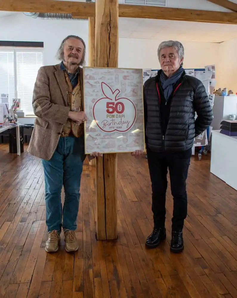 Une affiche ou un panneau affichant le numéro 50 avec un design de pomme.