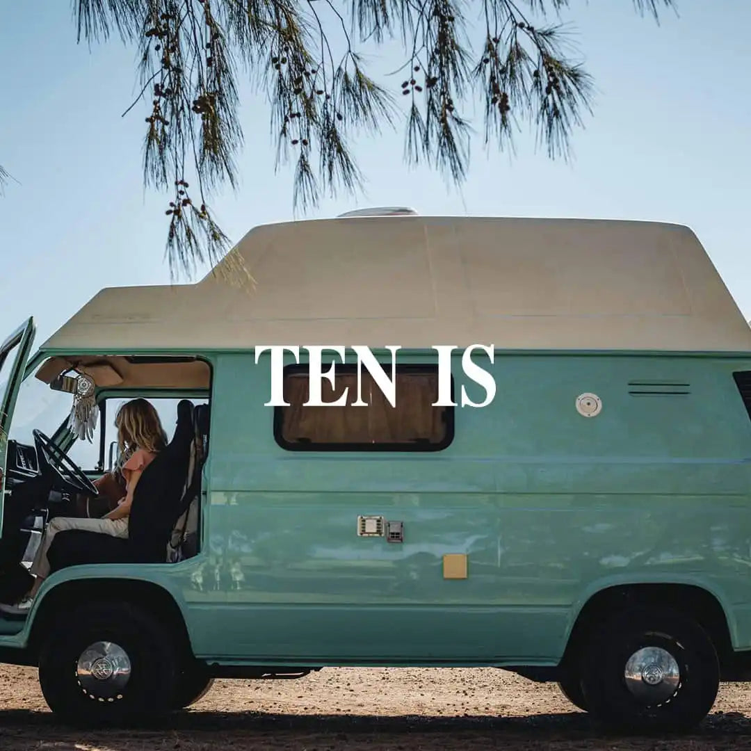 Van vintage vert menthe avec le texte 'TEN IS' peint sur son côté.