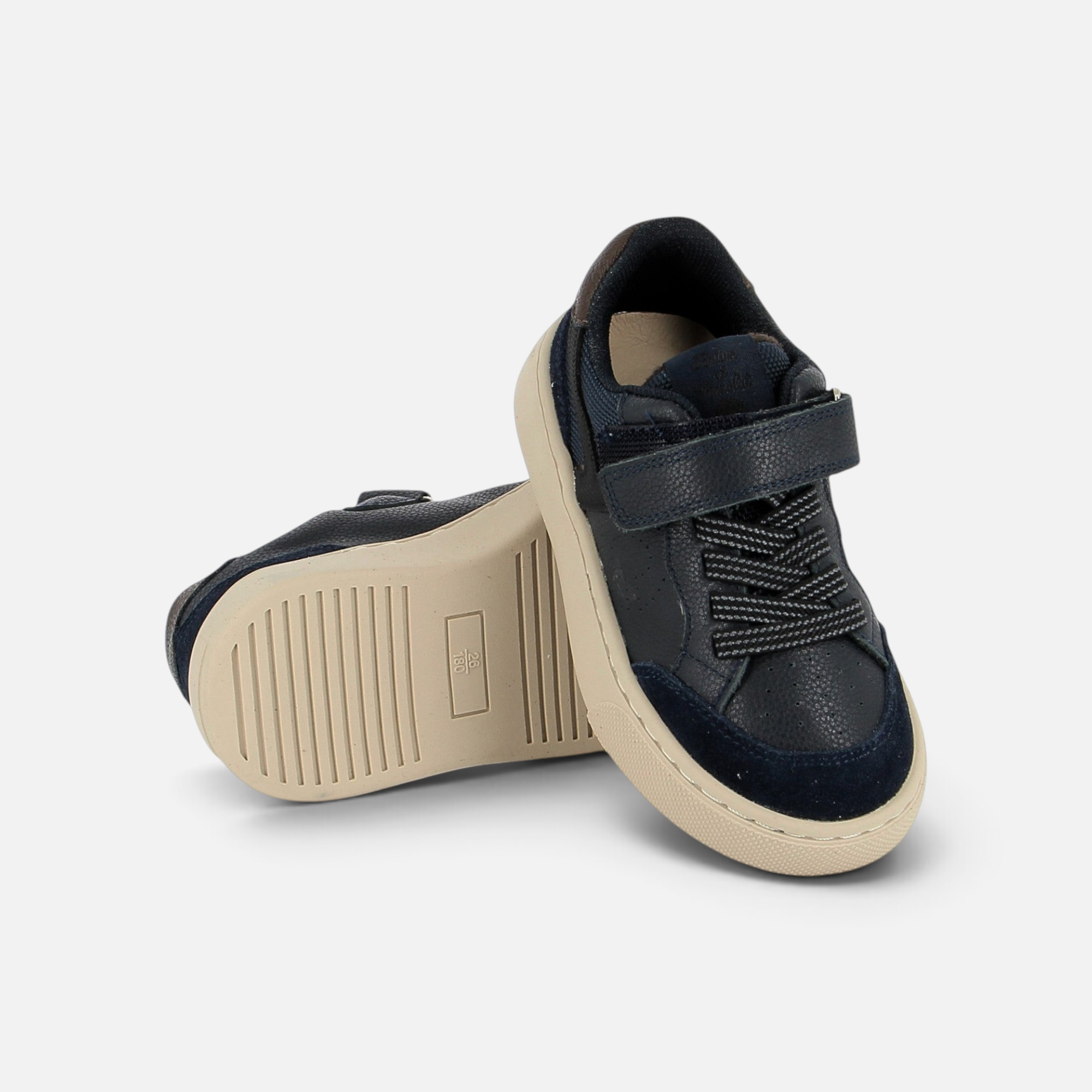 Baskets garçon Pom d'Api bleu marine en cuir avec semelle cuvette, lacets élastiques et fermeture velcro.