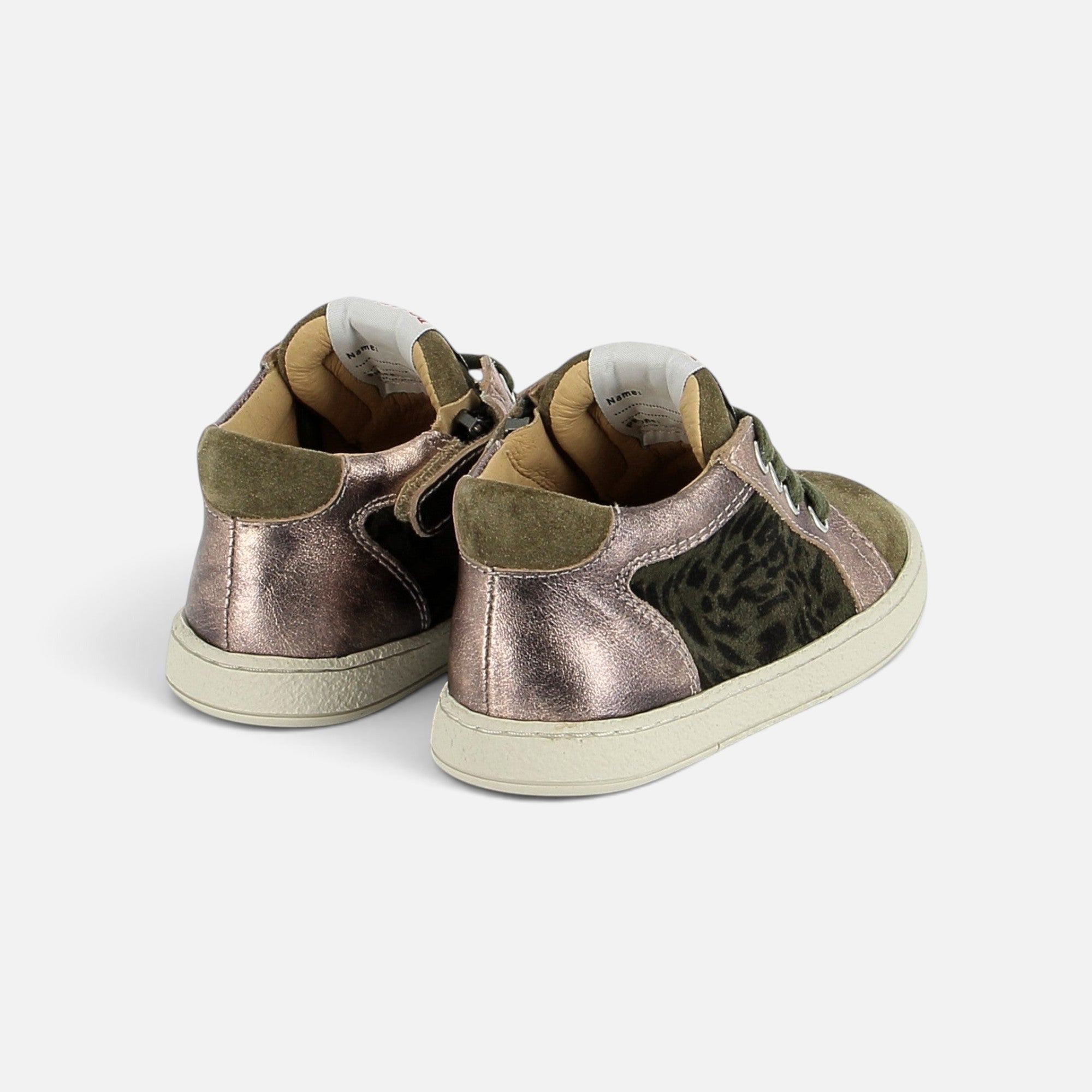 Baskets Pom d'Api Mousse Zip Top en cuir métallisé et velours imprimé savane dans des tons truffe et kaki