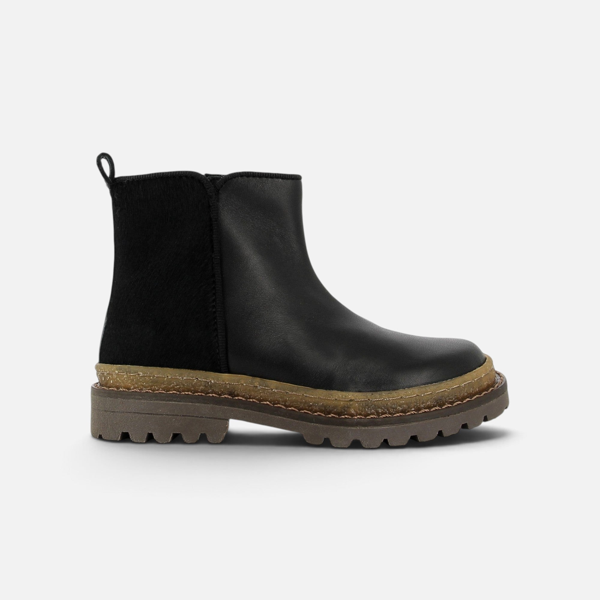 Boots enfant Pom d'Api Wall noires en cuir lisse et cuir à poils avec semelle crantée épaisse et fermeture zippée
