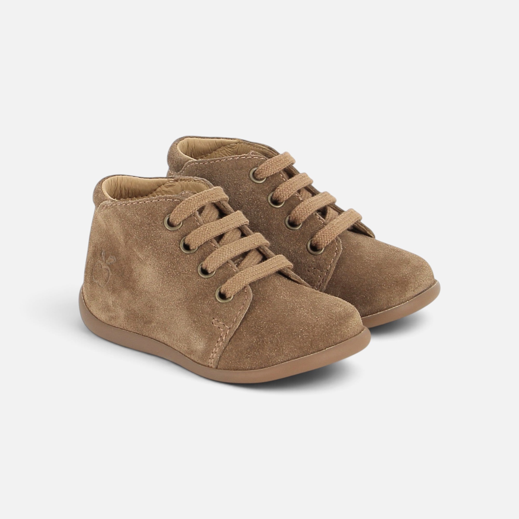Bottines premiers pas Pom d'Api en cuir velours tabac avec semelle souple et lacets ton sur ton