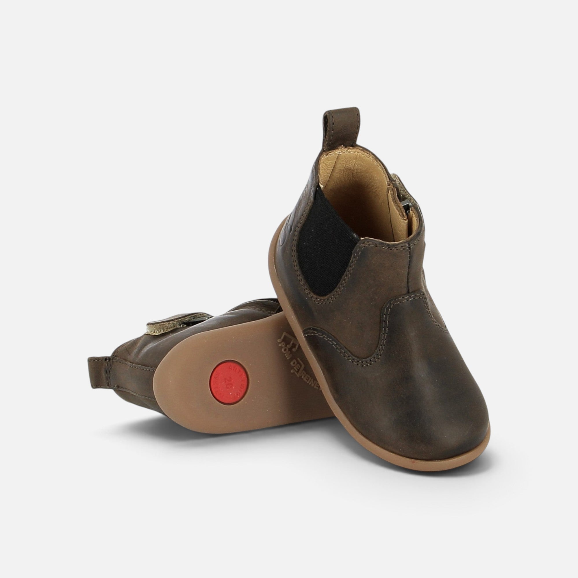 Bottines premiers pas Pom d'Api en cuir brun avec système Anti-Twist, fermeture élastique et zip intérieur.