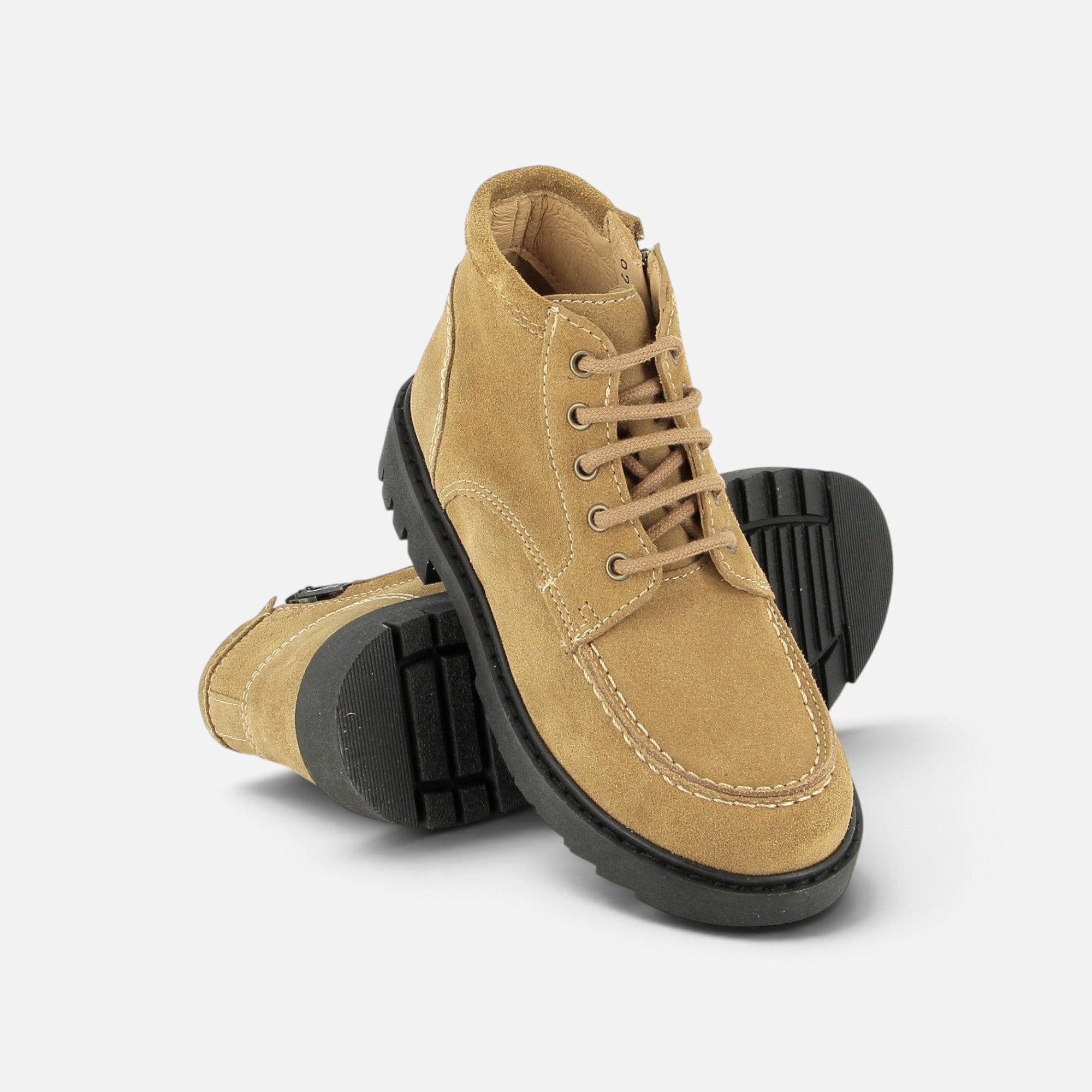 Bottines Pom d'Api Sid Lace Plato en velours caramel avec semelle crantée noire et fermeture zippée latérale