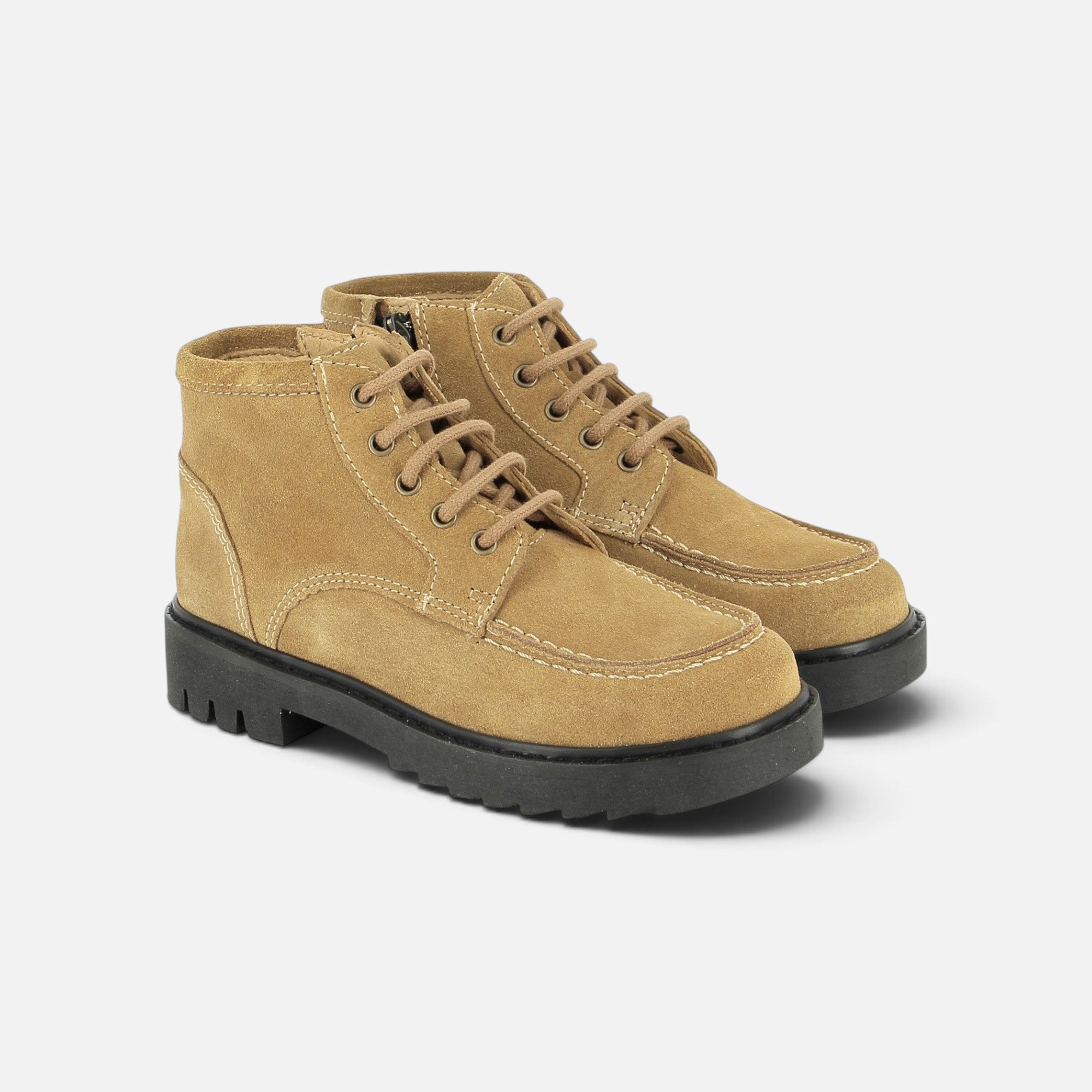 Bottines Pom d'Api Sid Lace Plato en velours caramel avec lacets et semelle crantée noire épaisse
