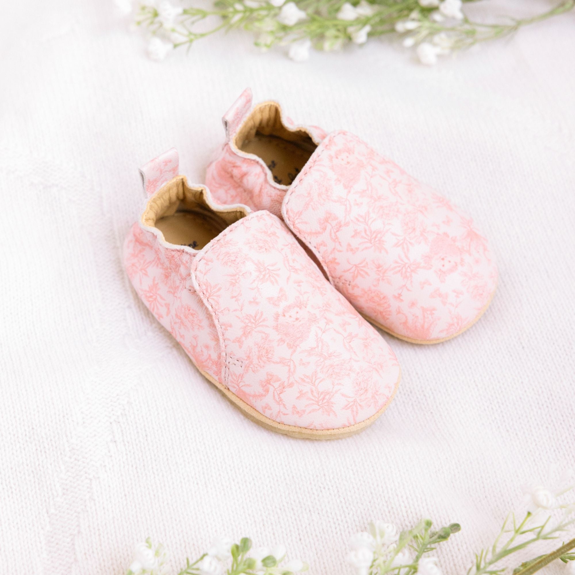 Chaussons en cuir souple rose pour bébé fille