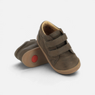 Chaussures enfant Pom d'Api Flex-Up Easy en nubuck grainé brun avec brides à scratch et semelle souple antidérapante