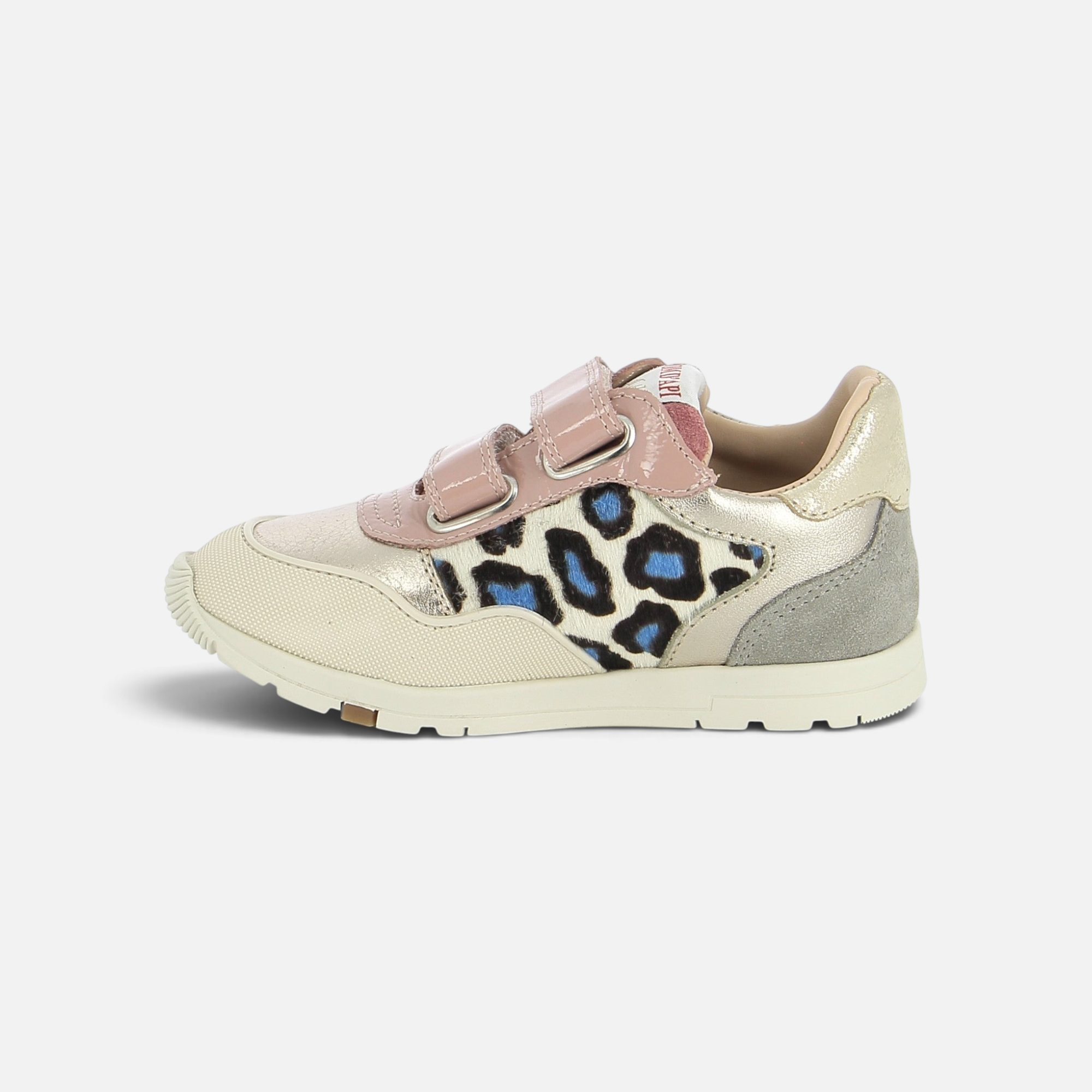 Baskets Pom d'Api Pouss Race Bump rose nude à scratchs, motif léopard bleu et détails en cuir laminé et verni.