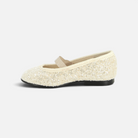 Pom d'Api -ballerina ‘TC Flash Venise’ van crèmekleurig fluweel met pailletten, een Salomé-riempje en een platte zool