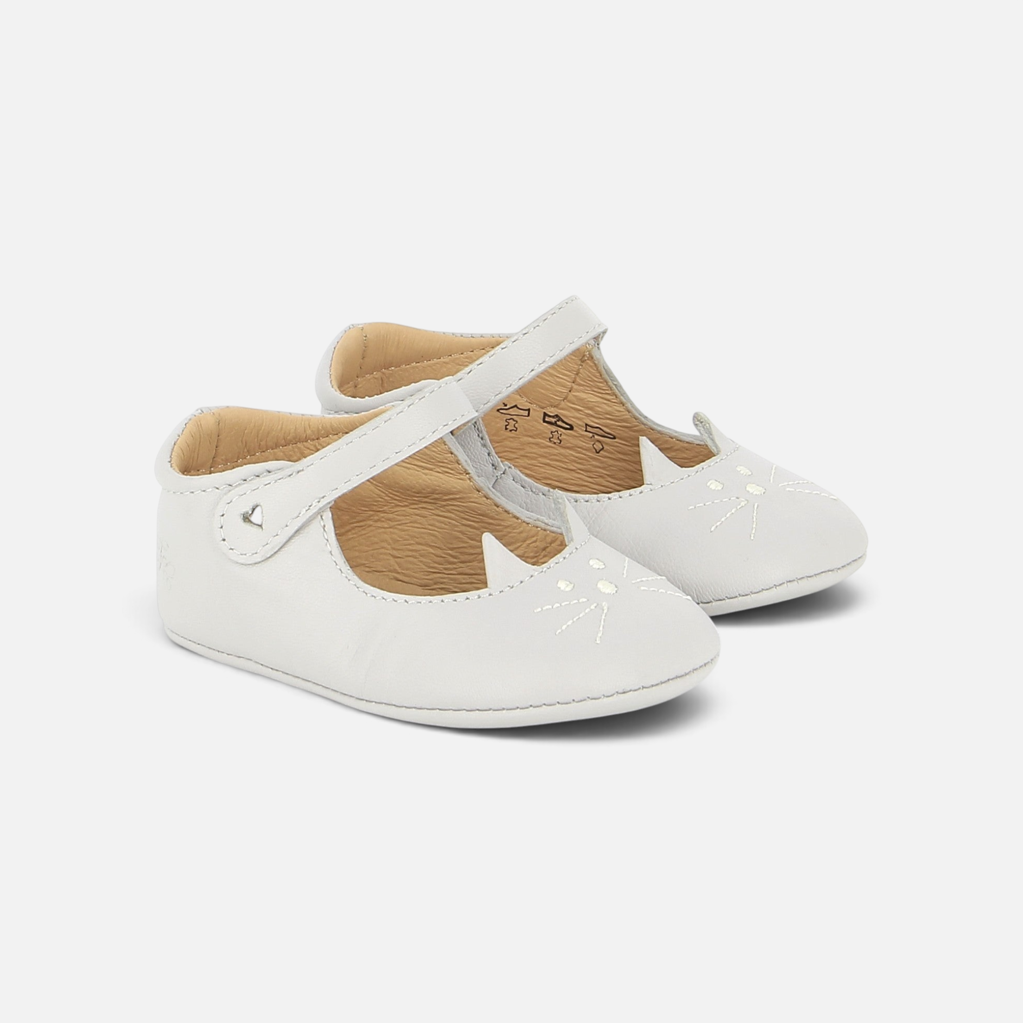 Pom d'Api -babyslofjes van grijs leer met geborduurde kattenmotief en elastisch bandje voor optimaal comfort.