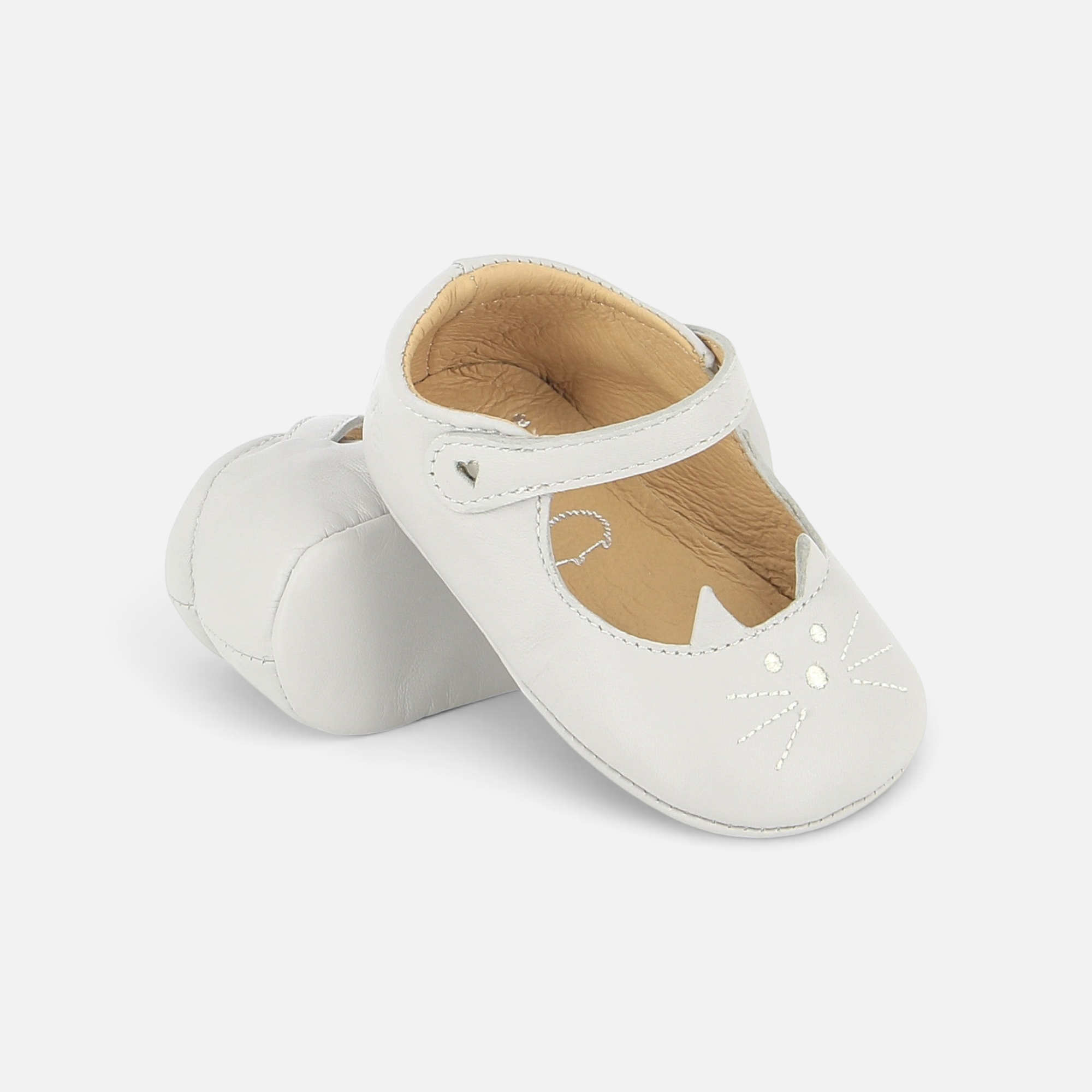 Pom d'Api -babyslofjes van soepel grijs leer met een geborduurd kattenmotief en een elastisch bandje voor optimaal comfort.