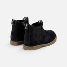 Bottines Chelsea Pom d'Api Bob en velours bleu marine avec zip latéral et tirettes logotées, vue arrière