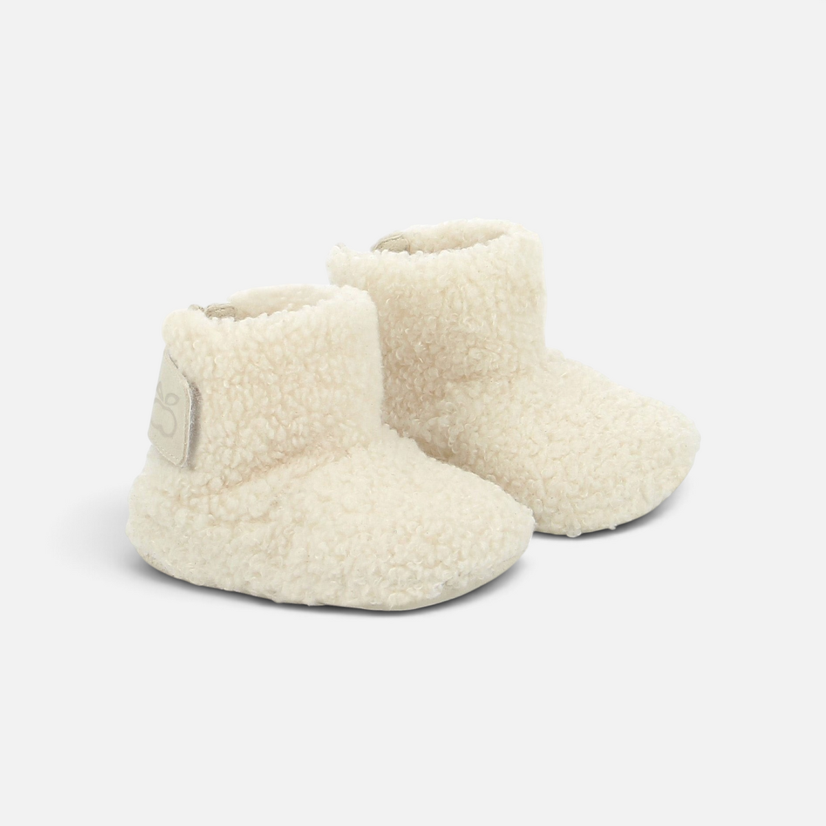 Chaussons layette Pom d'Api Gift Doudou en bouclette écru avec patte scratch pour bébé