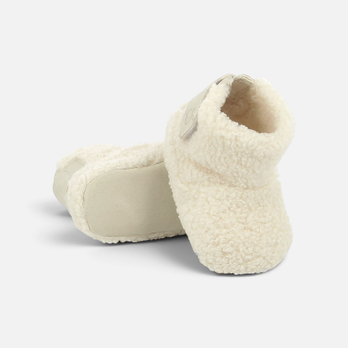 Chaussons layette Pom d'Api Gift Doudou en bouclette écru avec patte scratch pour bébé