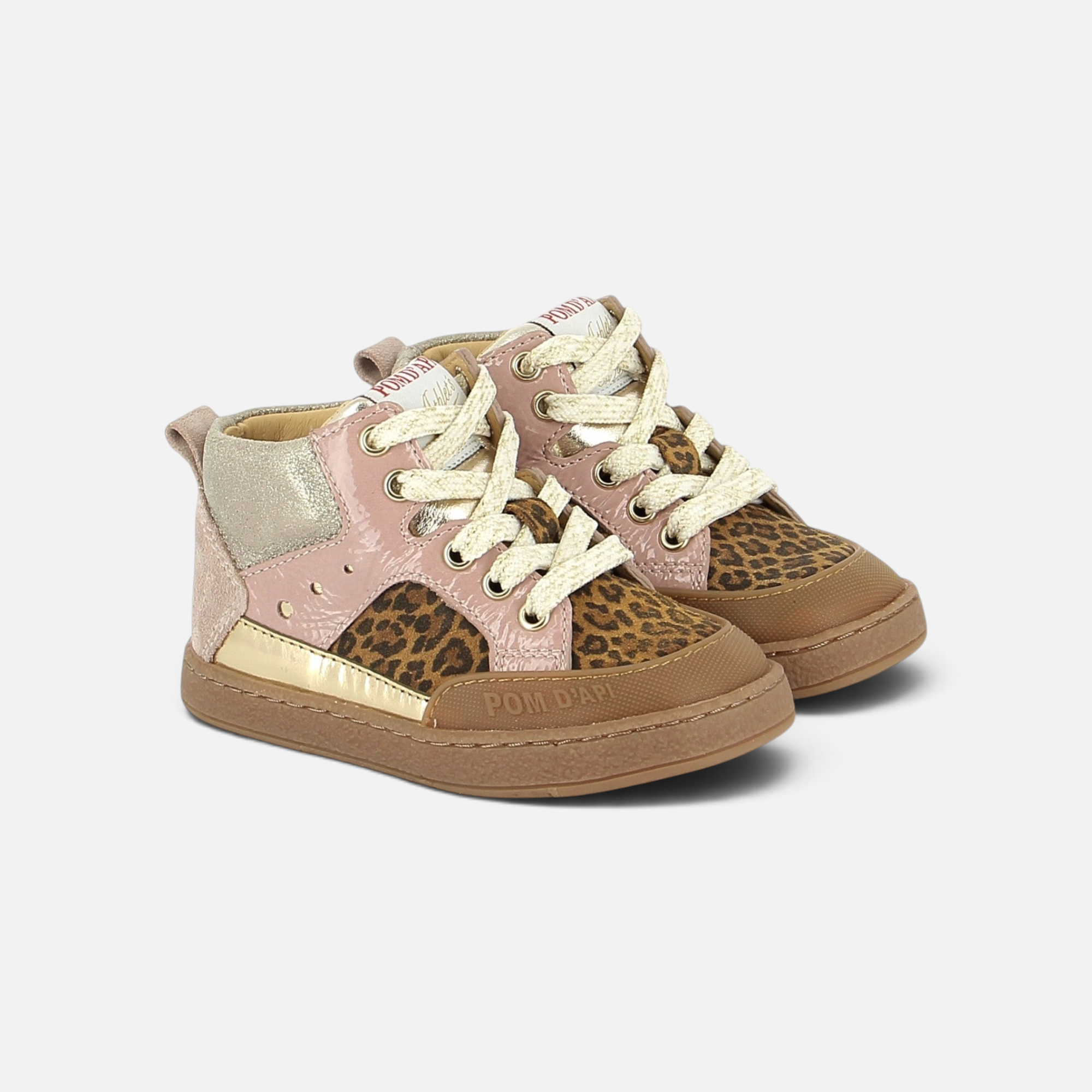 Baskets bébé Pom d'Api Mousse Bump en cuir rose vernis, détails léopard et semelle souple avec protection avant