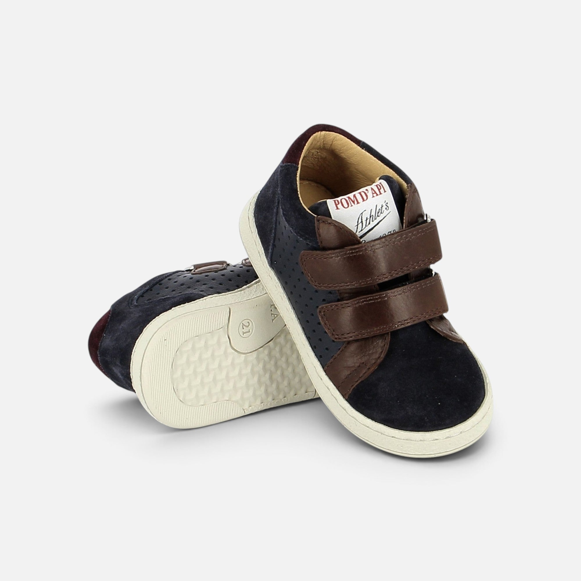 Baskets Pom d'Api Mousse Easy Perfo en cuir velours bleu marine et marron avec fermetures velcro pour enfant