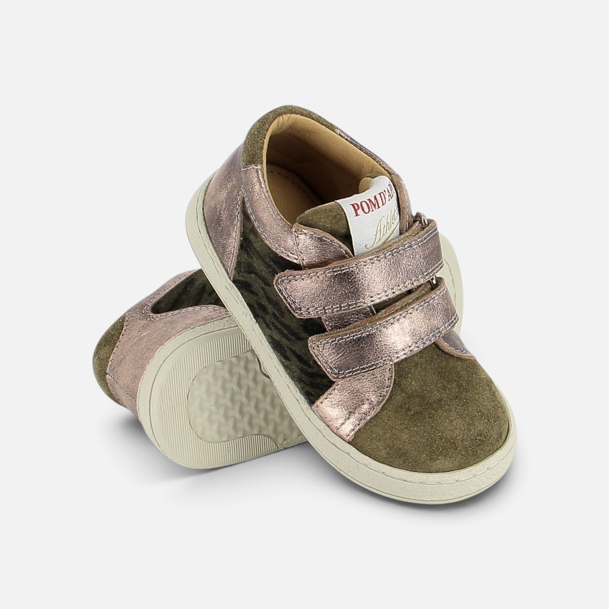 Baskets Pom d'Api Mousse Easy Top en cuir velours kaki et cuir métallisé rose avec fermetures velcro