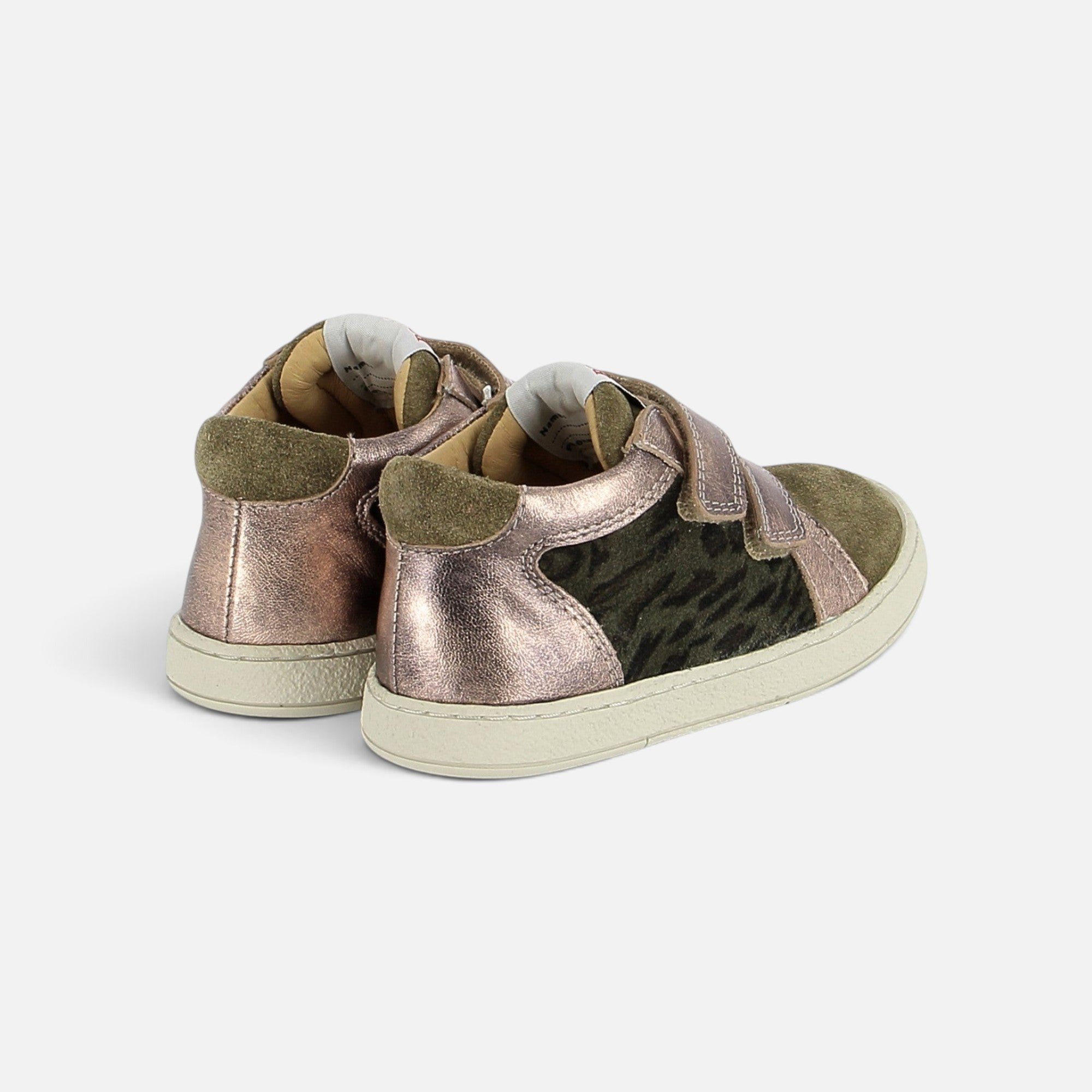 Baskets Pom d'Api Mousse Easy Top en cuir velours kaki et cuir métallisé rose avec fermetures velcro