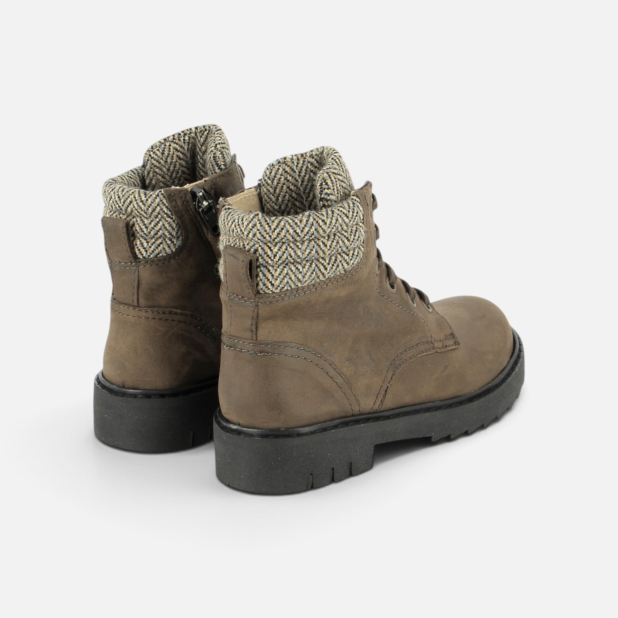 Boots montantes Pom d'Api en cuir marron avec col en tweed, semelle crantée noire et fermeture zippée latérale.