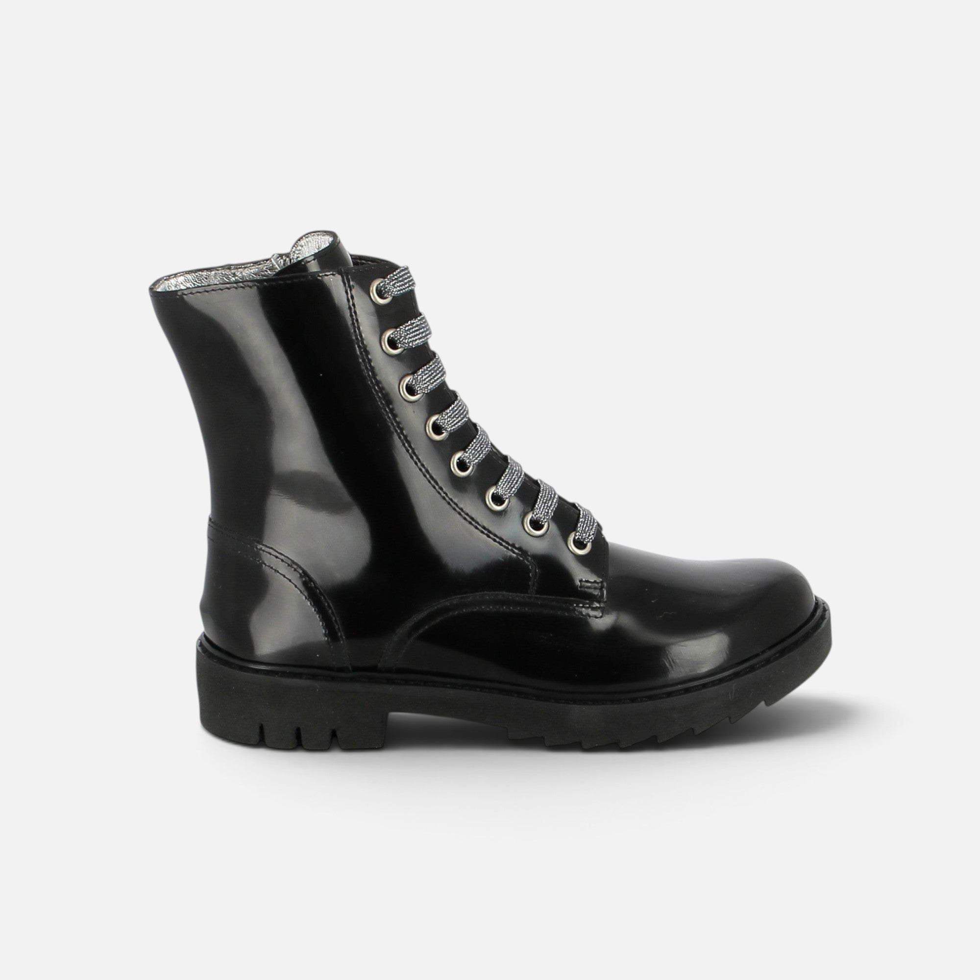 Boots Pom d'Api Sid Ranger en cuir noir verni avec semelle crantée épaisse et lacets gris, vue de profil.