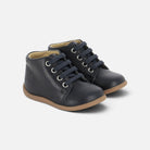 Bottines premiers pas Pom d'Api en cuir nappa bleu marine avec lacets et semelle souple en caoutchouc