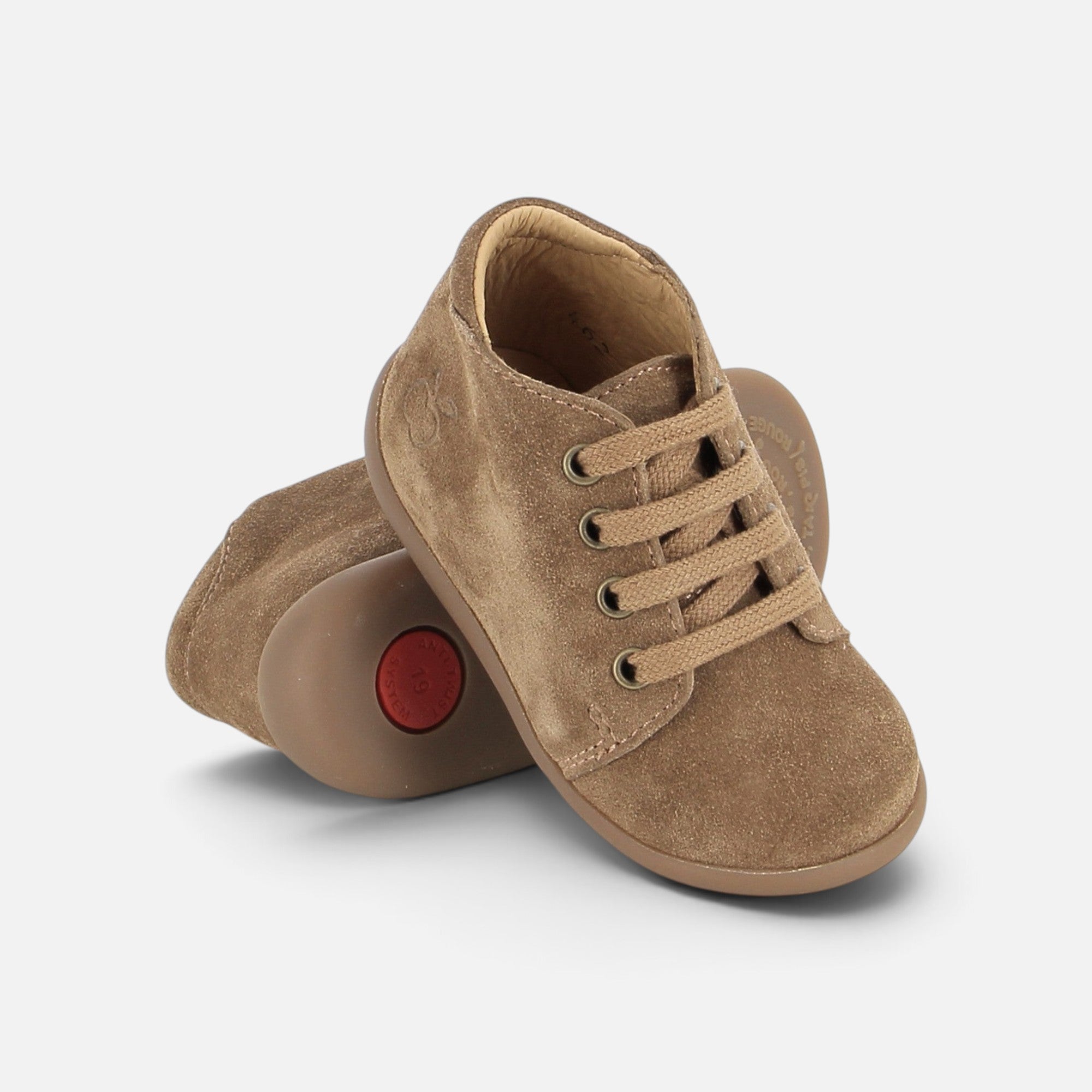 Bottines premiers pas Pom d'Api Stand-Up en cuir velours tabac avec semelle souple Anti-Twist et lacets ton sur ton