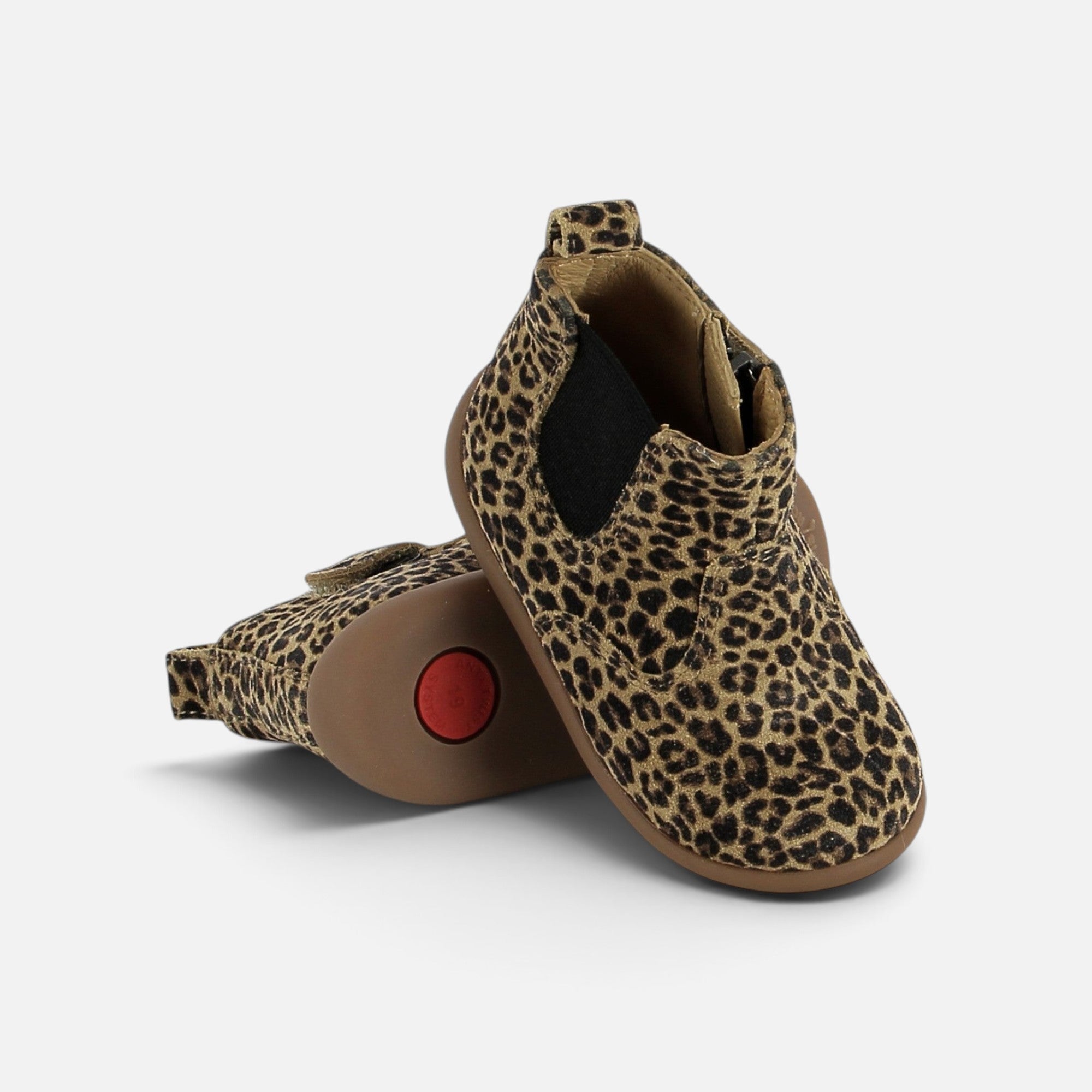 Bottines premiers pas Pom d'Api Stand-Up Jod en cuir imprimé léopard avec semelle souple et système anti-torsion.