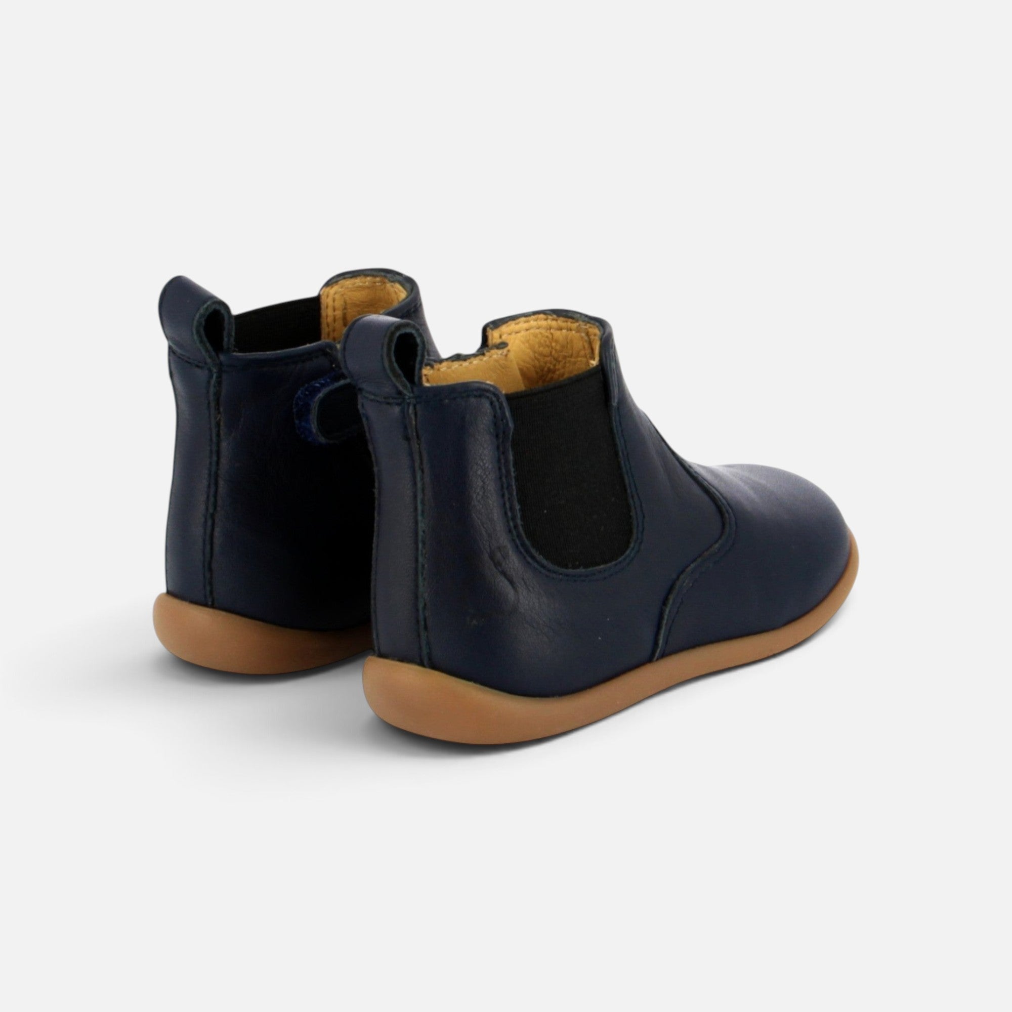 Bottines premiers pas Pom d'Api Buda en cuir bleu marine avec élastique latéral et semelle souple en caoutchouc