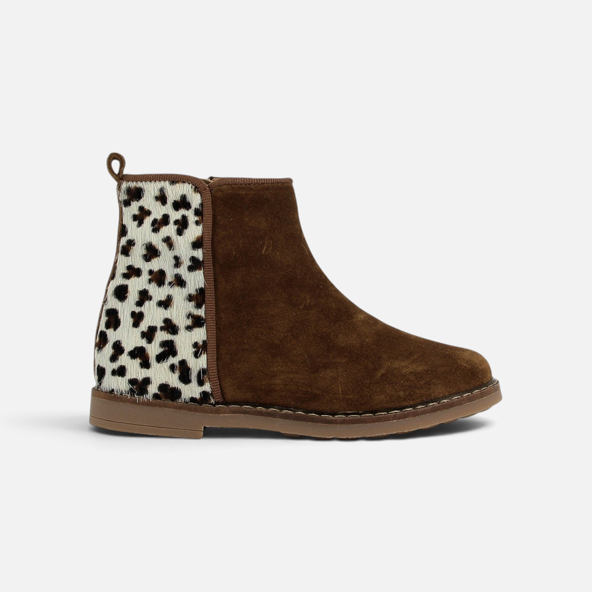 Bottines Pom d'Api Trip en cuir velours tabac avec empiècement arrière en cuir imprimé poney léopard et zip arrière.