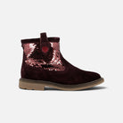 Bottines Pom d'Api Sister en velours grenat et sequins scintillants, avec fermeture éclair latérale.