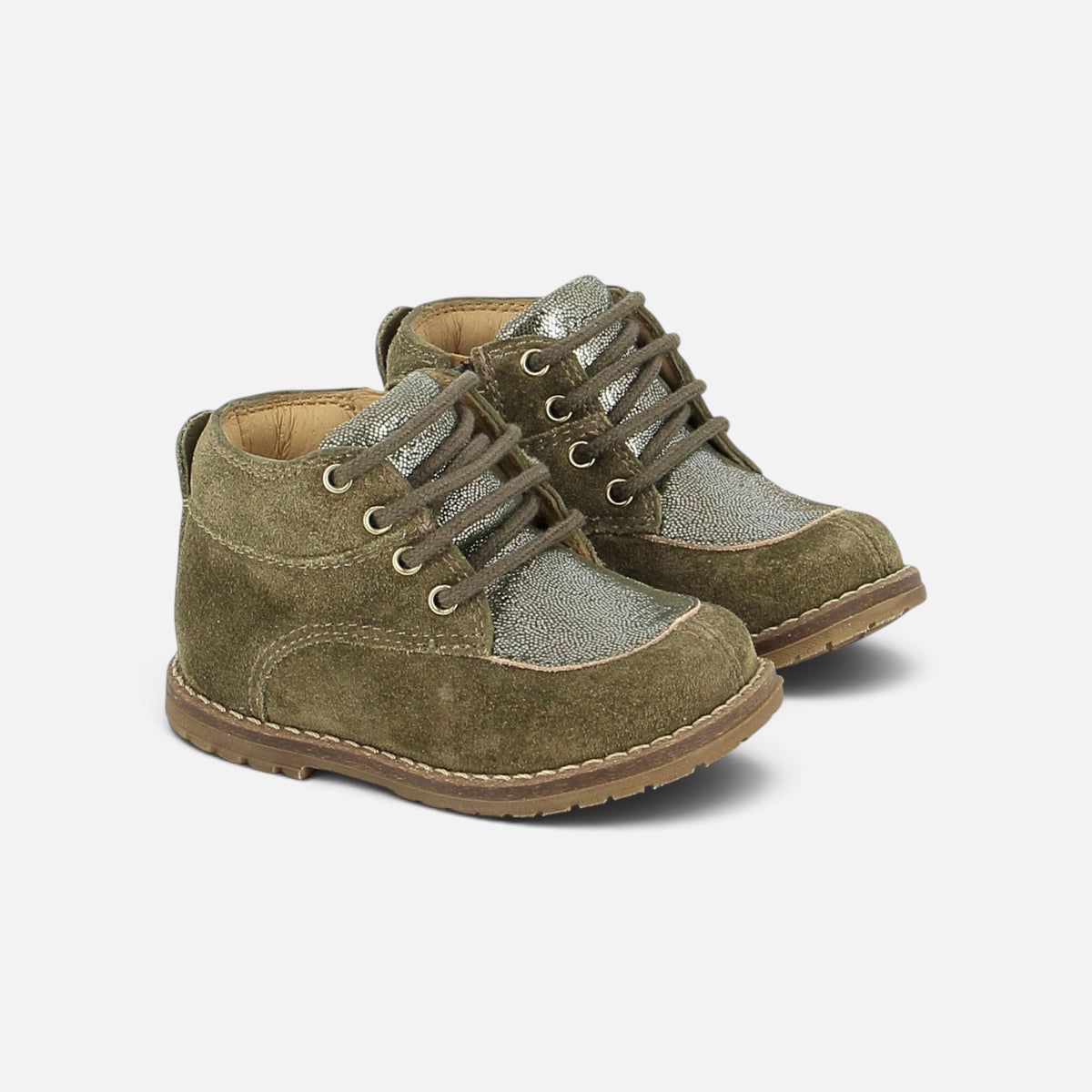 Bottines Pom d'Api Bob Hunter en velours couleur truffe avec détails métallisés, lacets et zip latéral.