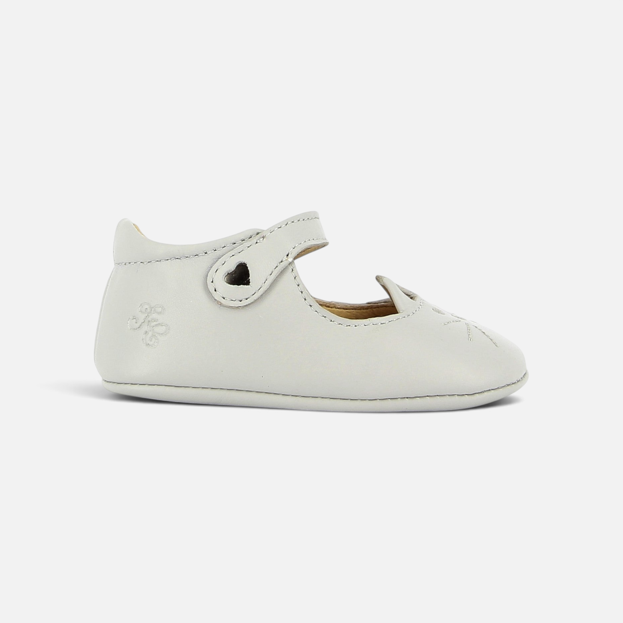 Chausson bébé Pom d'Api en cuir souple blanc avec bride élastiquée et détail cœur, idéal pour la naissance.