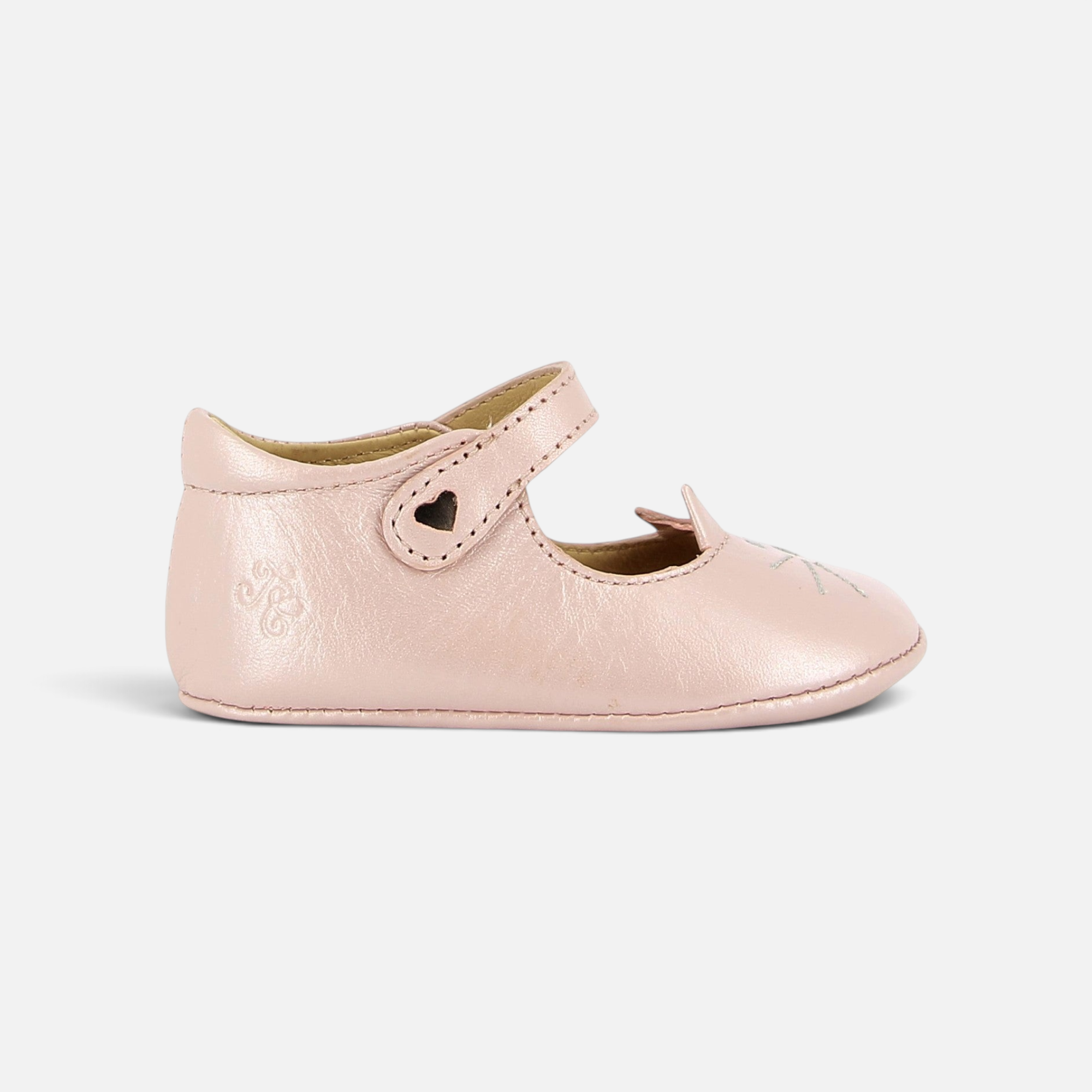 Chausson bébé Pom d'Api en cuir rose souple avec bride élastiquée et détail cœur, idéal pour une naissance.
