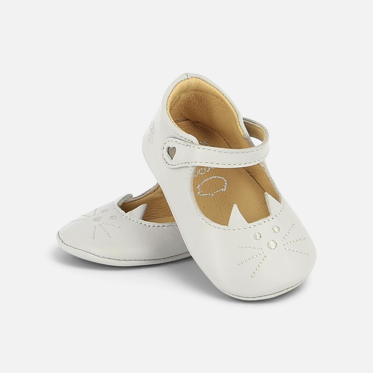 Chaussons bébé Pom d'Api en cuir souple blanc avec motif chat brodé et bride élastique pour un confort optimal.