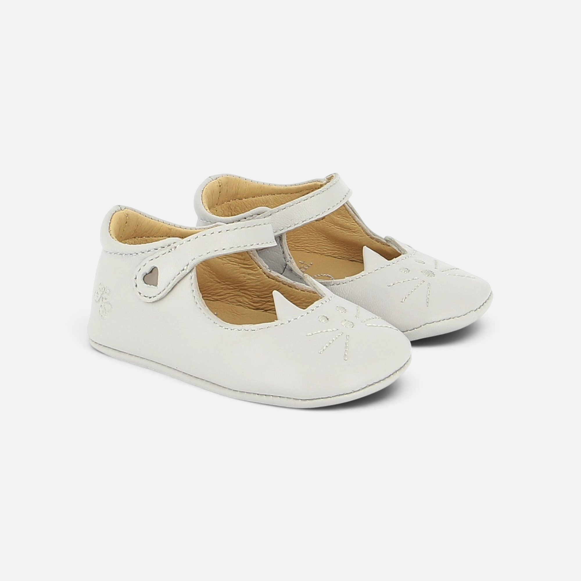 Chaussons bébé Pom d'Api en cuir souple blanc avec motif chat brodé et bride élastique pour un confort optimal.
