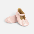 Chaussons bébé Pom d'Api en cuir rose souple avec motif chat brodé et bride élastiquée pour un confort optimal.