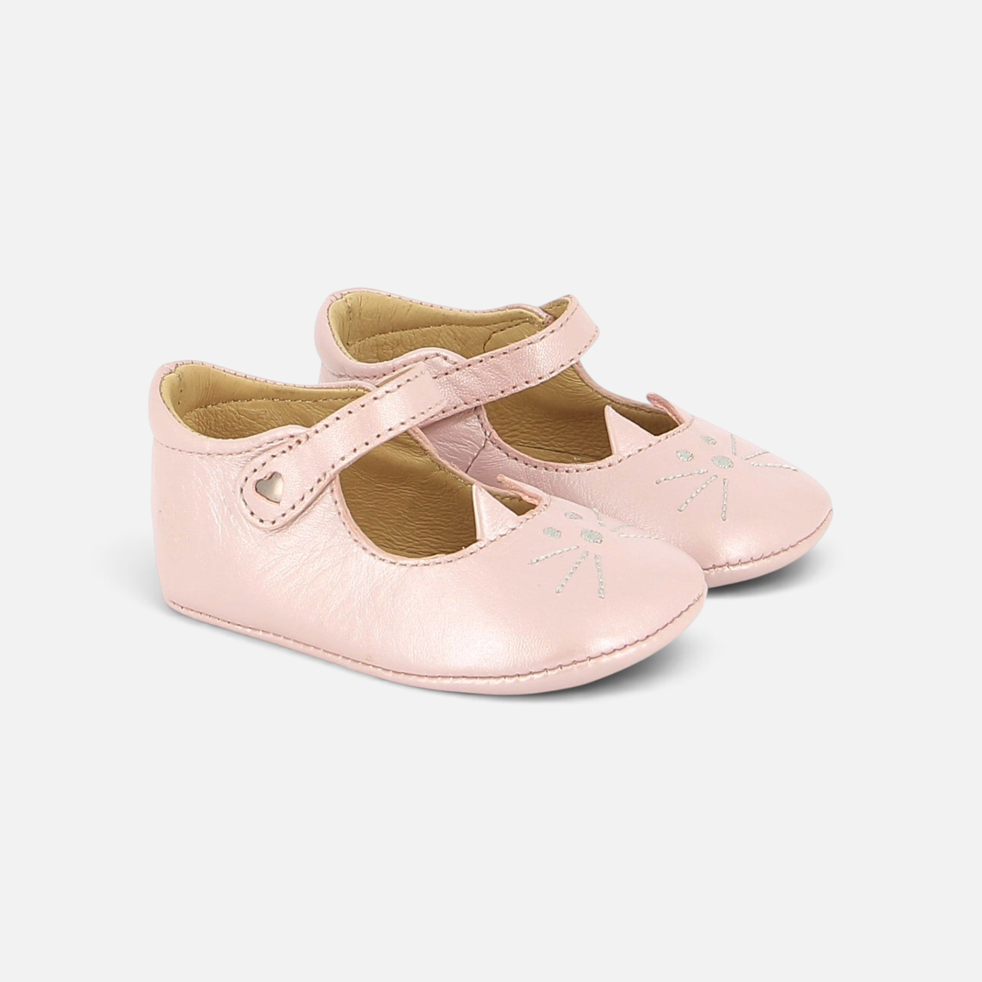 Chaussons bébé Pom d'Api en cuir rose souple avec bride élastique et motif chat brodé sur le dessus