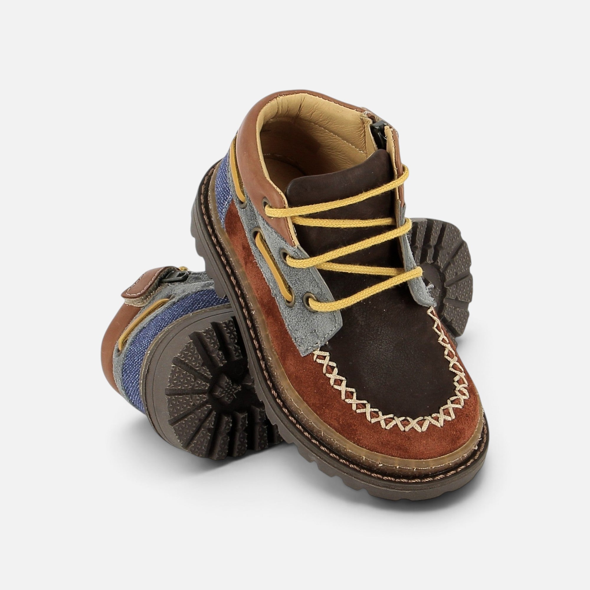Chaussures enfant Pom d'Api Wall Boat en cuir brique et basilic avec lacets jaunes, zip latéral et semelle crantée.