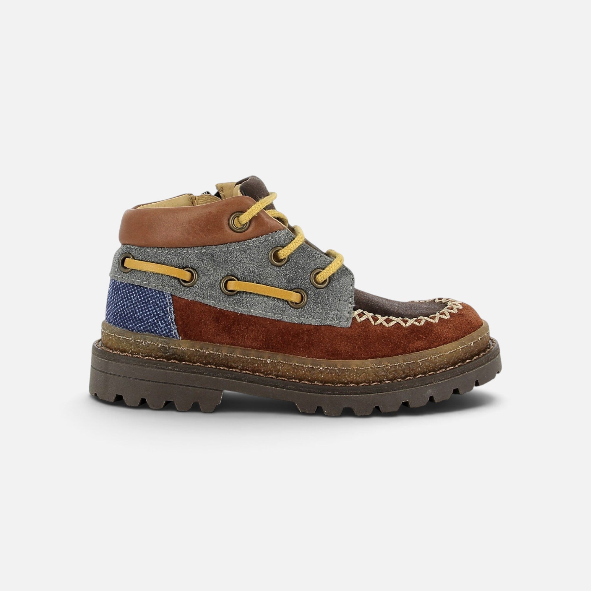 Chaussures enfant Pom d'Api Wall Boat en cuir brique et gris avec lacets jaunes, semelle crantée et fermeture zip.
