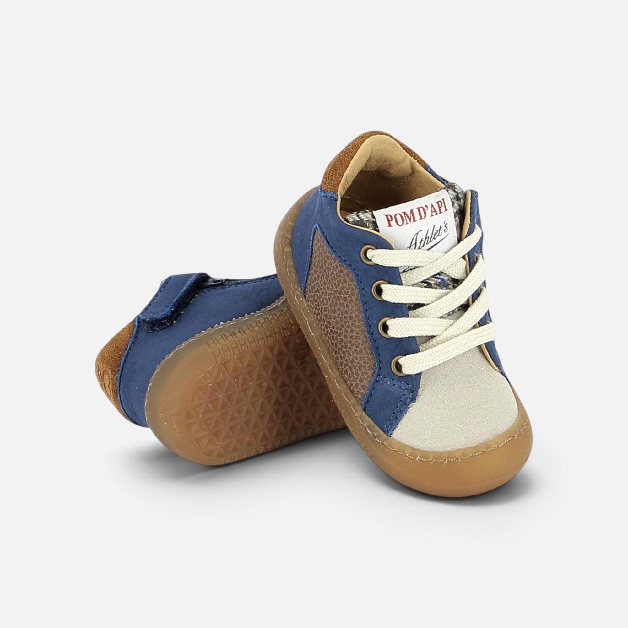 Chaussures barefoot Pom d'Api Yaka Star en nubuck bleu et marron avec lacets blancs et semelle souple