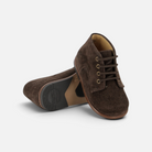 Chaussures premiers pas Pom d'Api en cuir suédé marron avec lacets et semelle antidérapante pour bébé