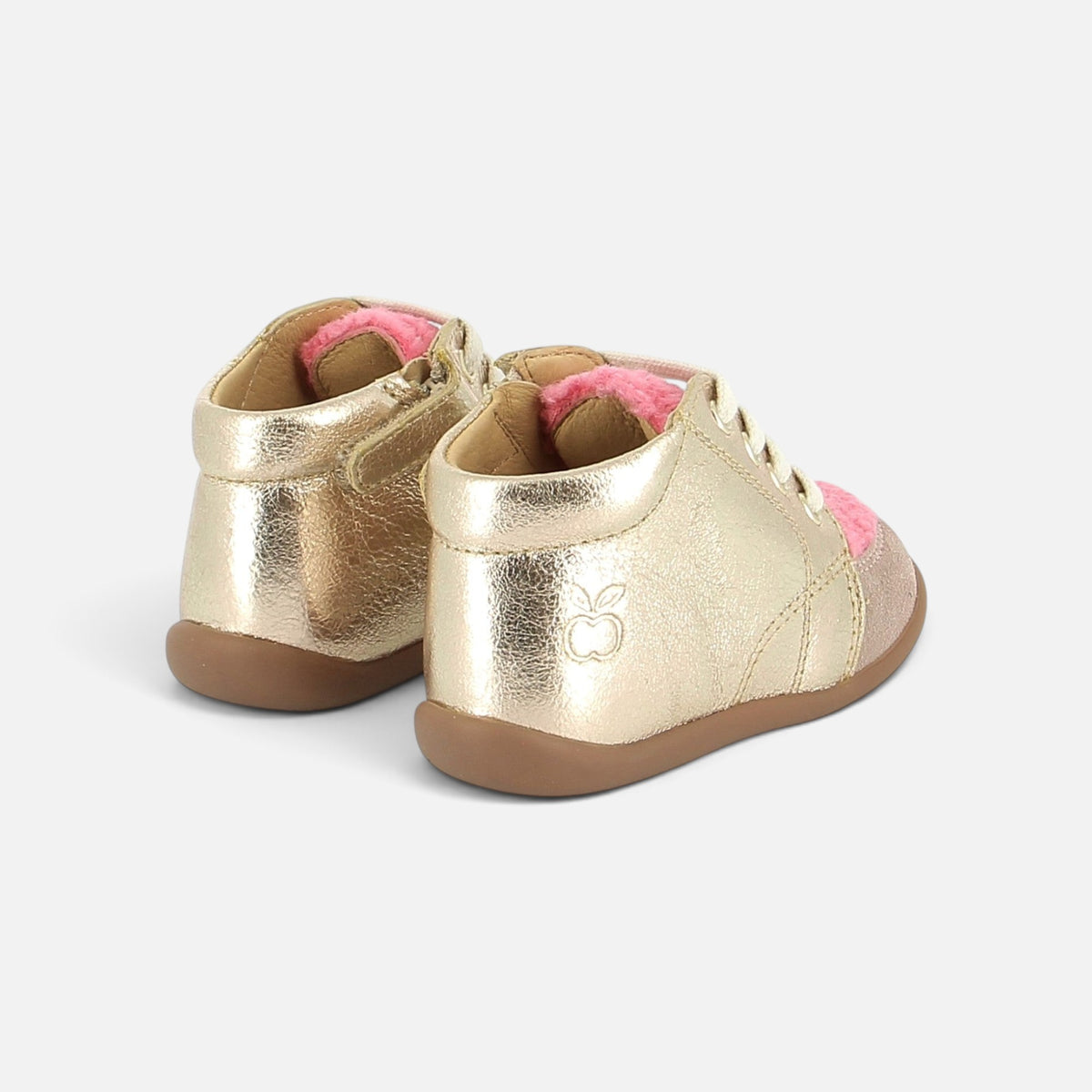Chaussures premiers pas Pom d'Api en cuir doré avec détails roses, semelle souple et col matelassé, vue arrière.