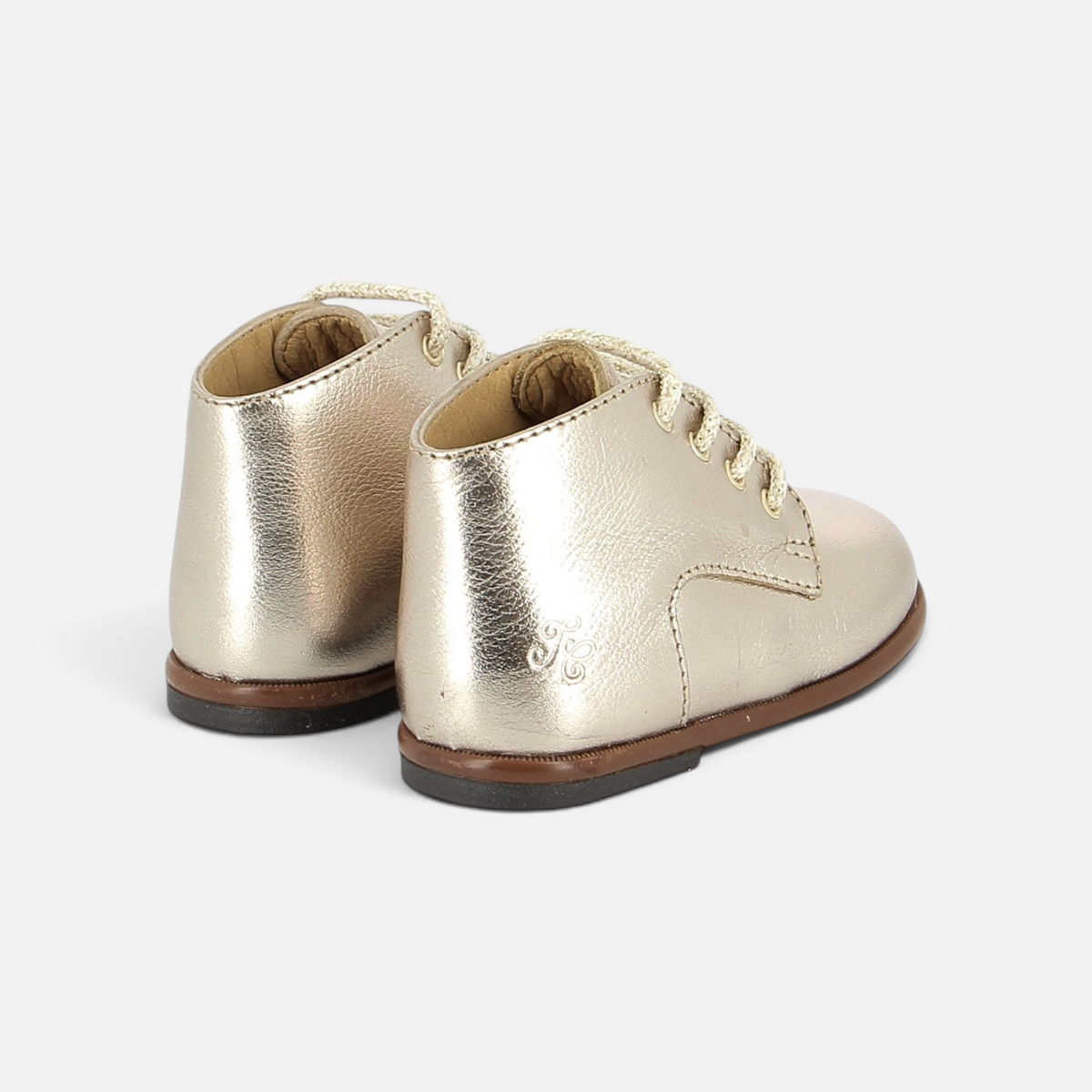 Chaussures premiers pas Pom d'Api en cuir doré avec lacets, vue arrière montrant le contrefort stabilisateur