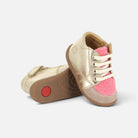 Chaussures premiers pas Pom d'Api en cuir doré et velours rose avec lacets et semelle souple antidérapante
