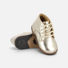 Chaussures premiers pas Pom d'Api en cuir doré avec lacets, bout rond renforcé et semelle antidérapante