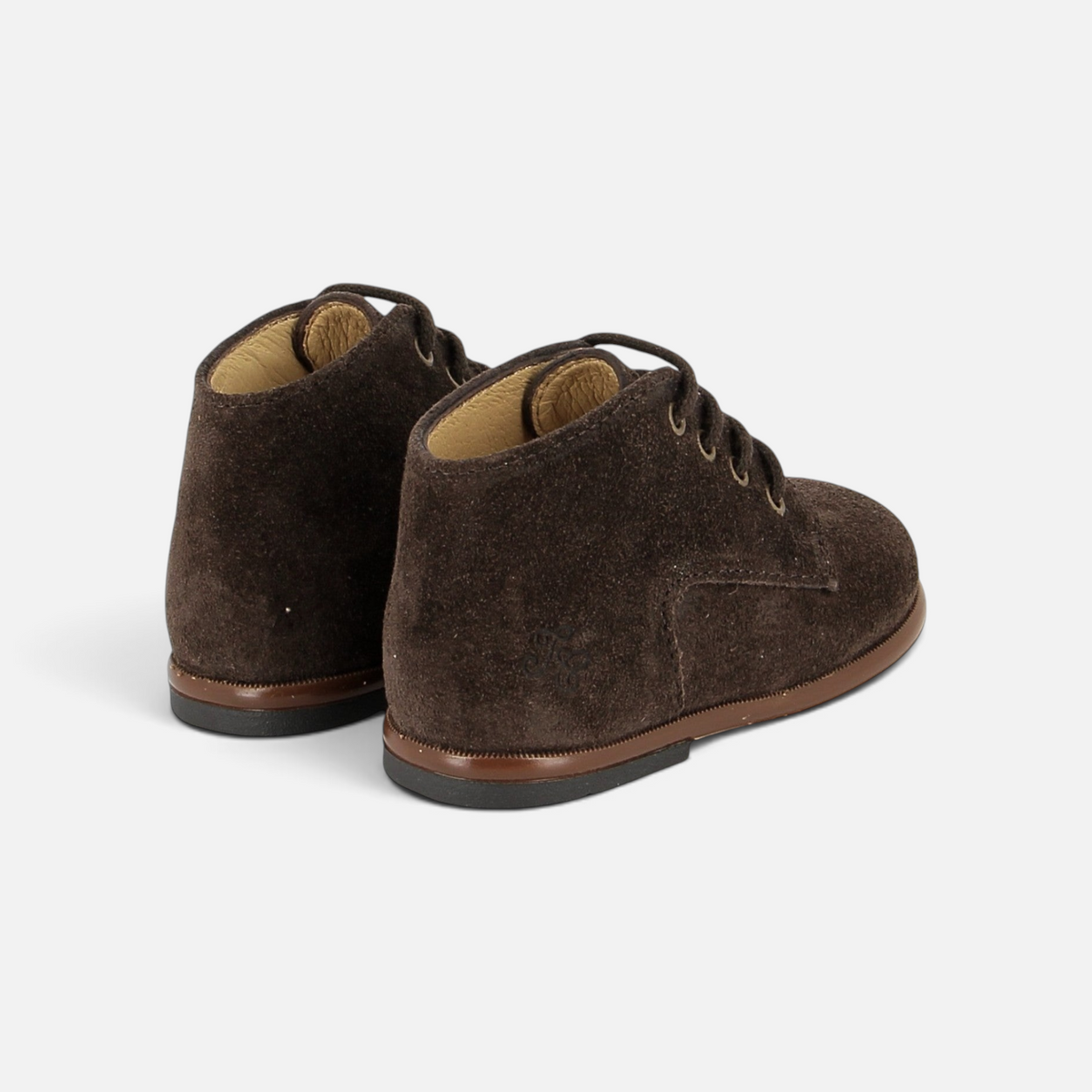 Chaussures premiers pas Pom d'Api en cuir suédé marron avec contrefort stabilisateur et semelle antidérapante